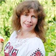 Ukrainischtutorin, die der Kinder und den Erwachsene alle Altengruppen unterrichtet